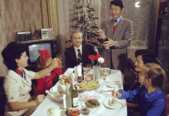 Как мы ходили в гости в СССР и передаривали старые подарки.