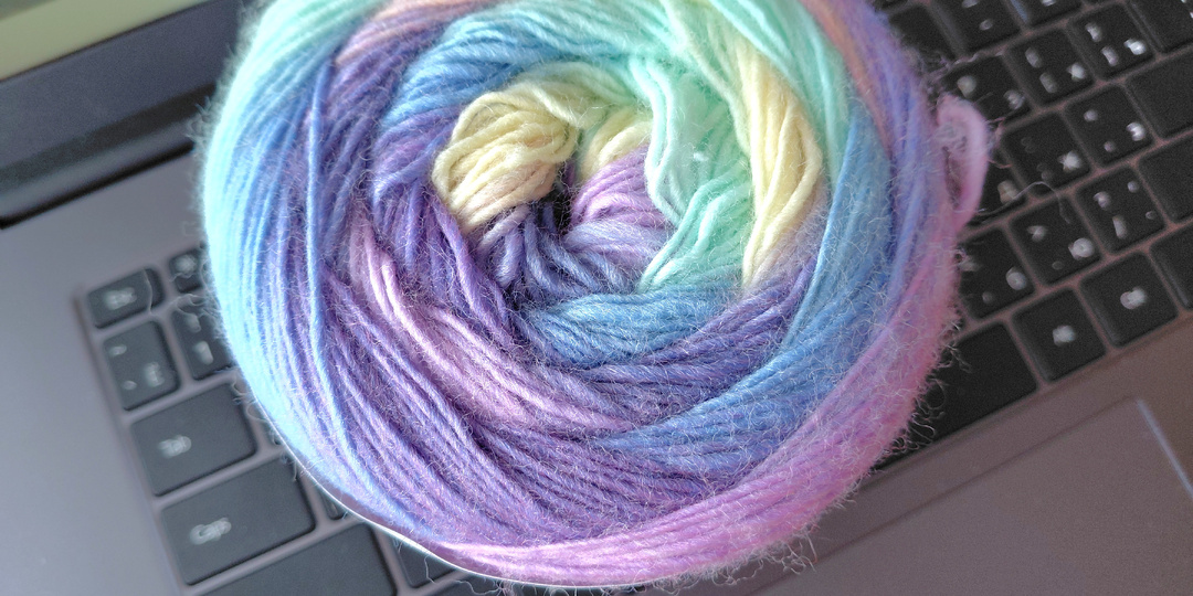 Вот и ЯрнАрт выпустил секционную носочную пряжу. Все вяжут, я прыгаю в последний вагон