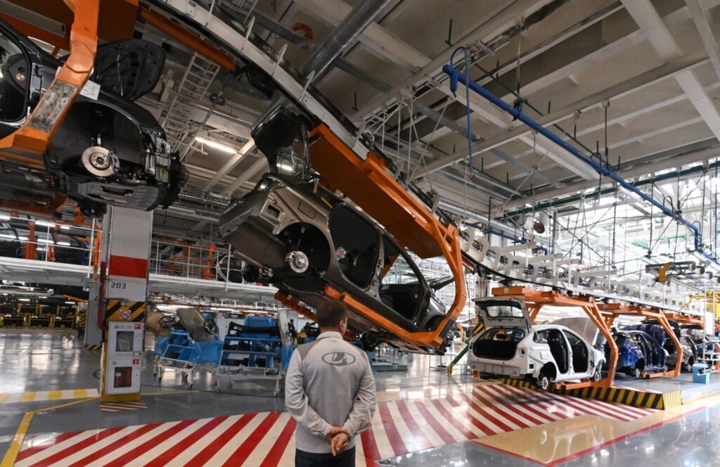    Главный конвейер линии сборки автомобилей Lada на АвтоВАЗе. Михаил Воскресенский / РИА Новости