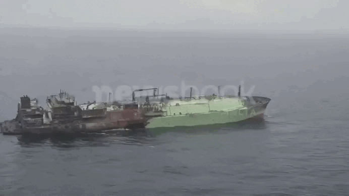    Поражённый украинскими морскими дронами российский танкер Arctic Metagaz дрейфует по Средиземному морю. В его танках всё ещё остаётся газ. Видео: Newsbook Malta