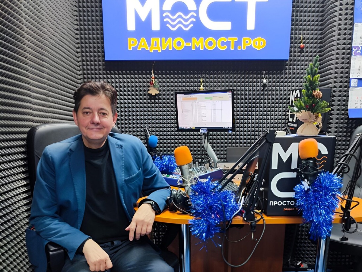 Егор Плитченко ведёт на интернет-радио «Мост» передачу «Два жирафа»