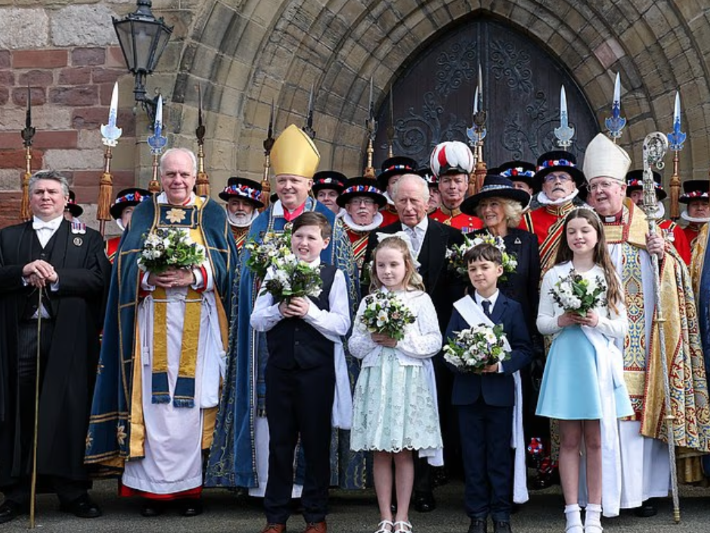 Все они улыбались, когда позировали для группового фото после службы в соборе Святого Асафа.