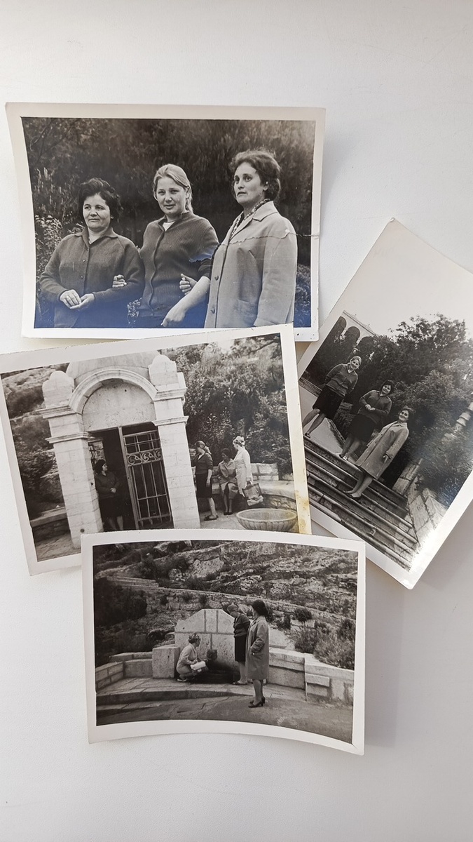 Моя мама в светлом плаще фисташкового цвета (помню до сих пор) с женщинами по номеру в санатории на Кавминводах. Фото более позднее. Фотоколлаж автора. 