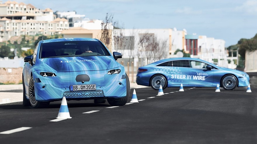    На фото: прототипы обновлённого Mercedes EQS