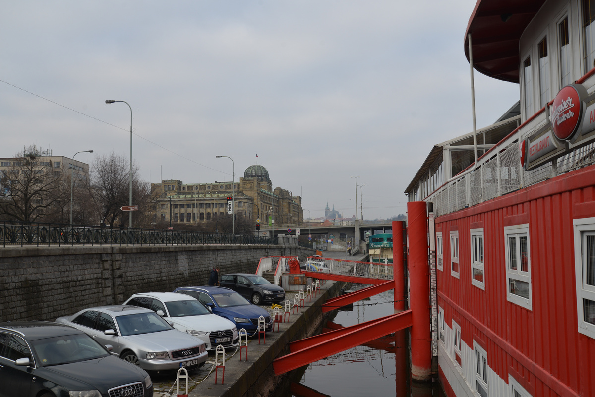 Наш отель-теплоход на реке Влтаве. Фотография Александра Новикова. 2018