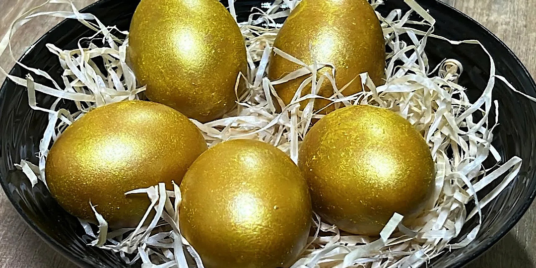 От крапинки до мрамора: 10 рецептов окрашивания пасхальных яиц