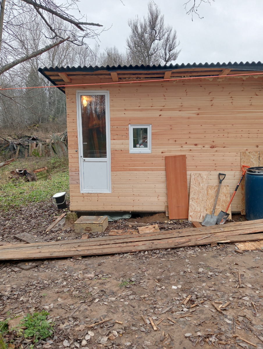 Сначала был построен вагончик для жизни.