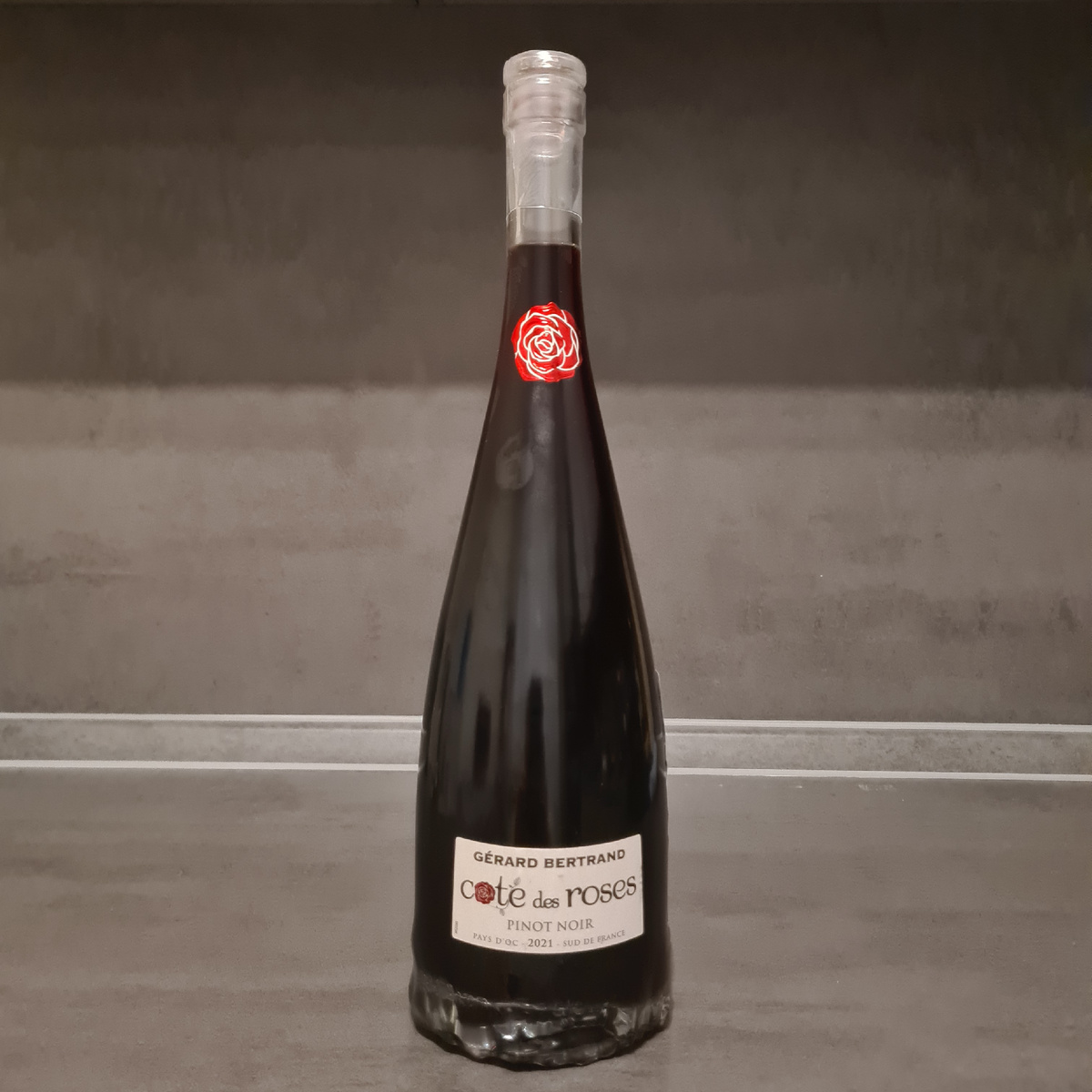 Сухое красное вино "Кот де Роз" ("Cote de Roses") от "Жерар Бертран" ("Gerard Bertrand"), Пино Нуар, Франция, 2021.
