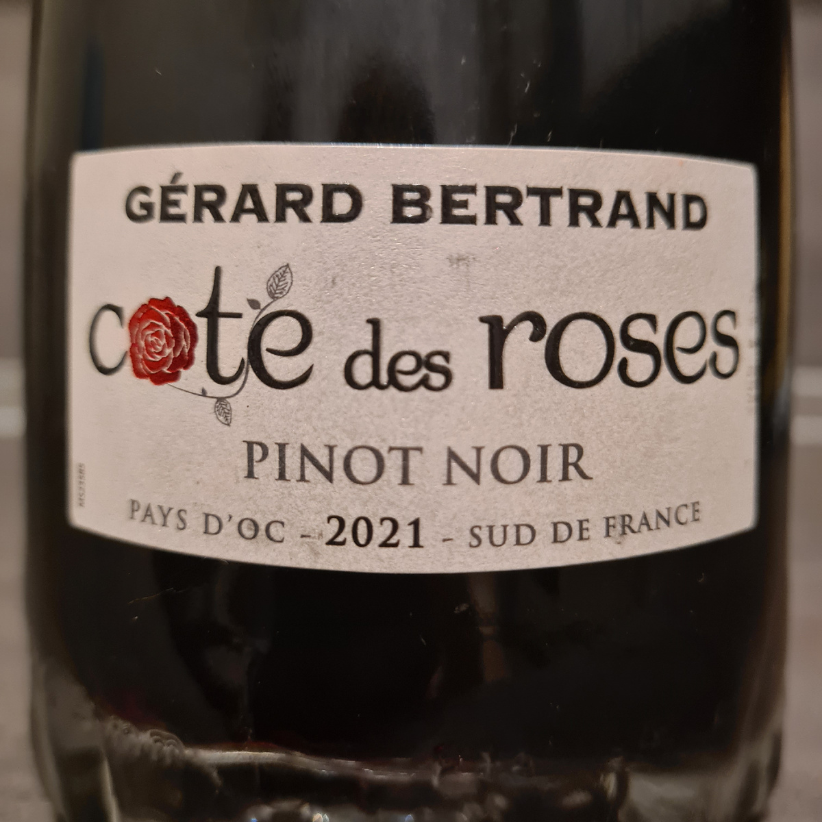 Сухое красное вино "Кот де Роз" ("Cote de Roses") от "Жерар Бертран" ("Gerard Bertrand"), Пино Нуар, Франция, 2021.