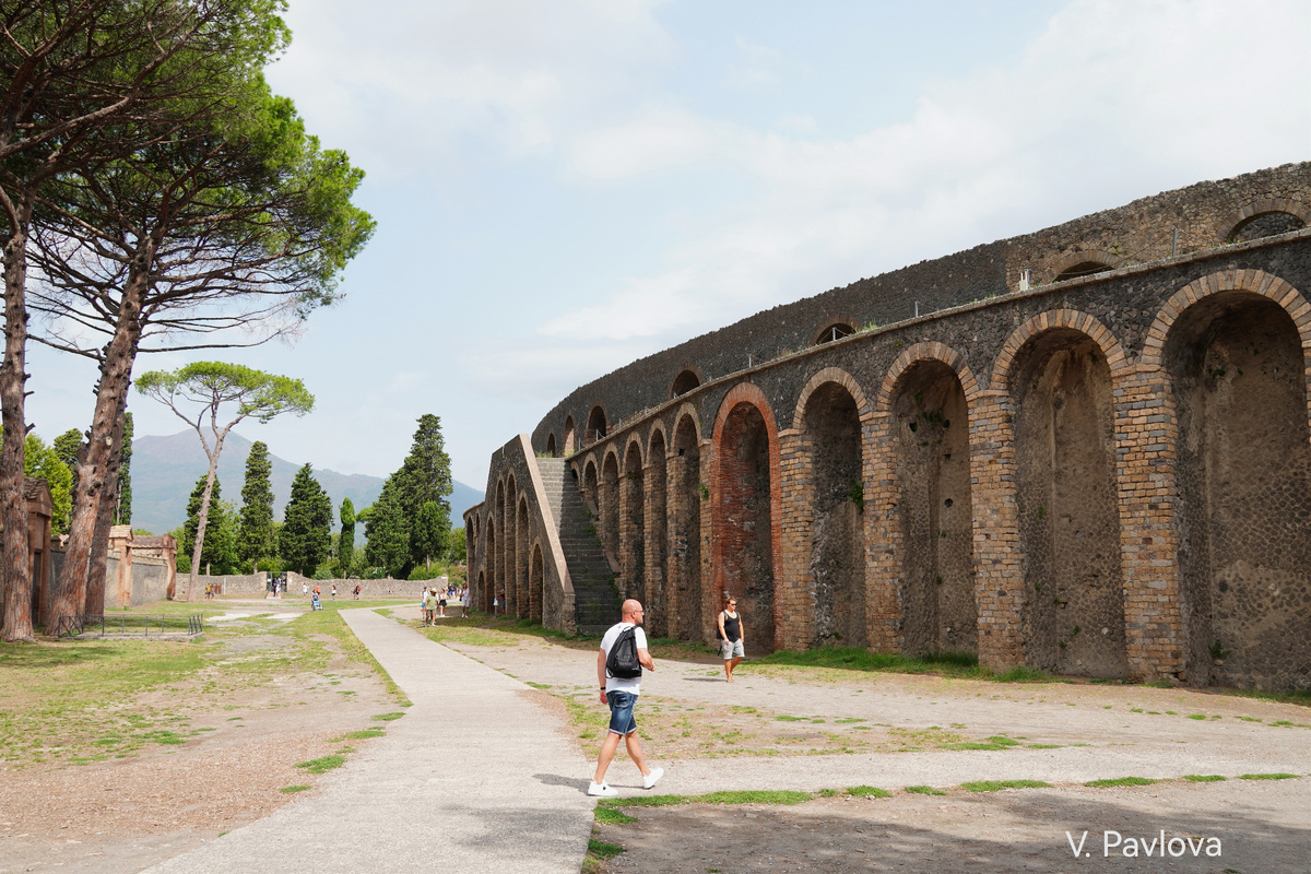 Внешняя стена помпейского амфитеатра.
