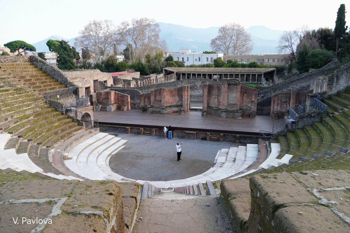 Вид на сцену Большого театра Помпей. На дальнем плане виднеется квадрипортик.