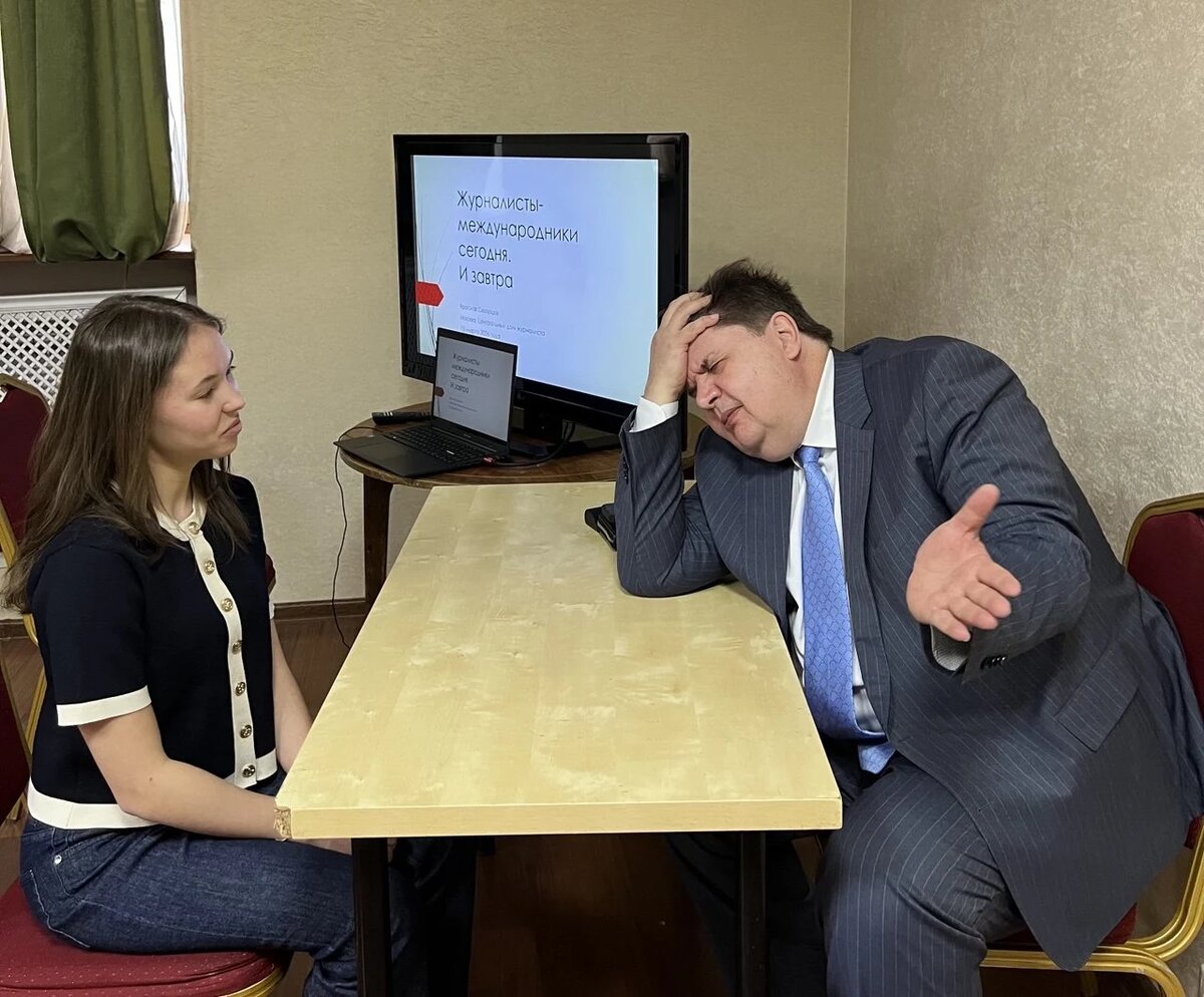      Декан факультета Международной журналистики МГИМО Ярослав Львович Скворцов отвечает на вопросы Евы Любчиновой Ева Любчинова