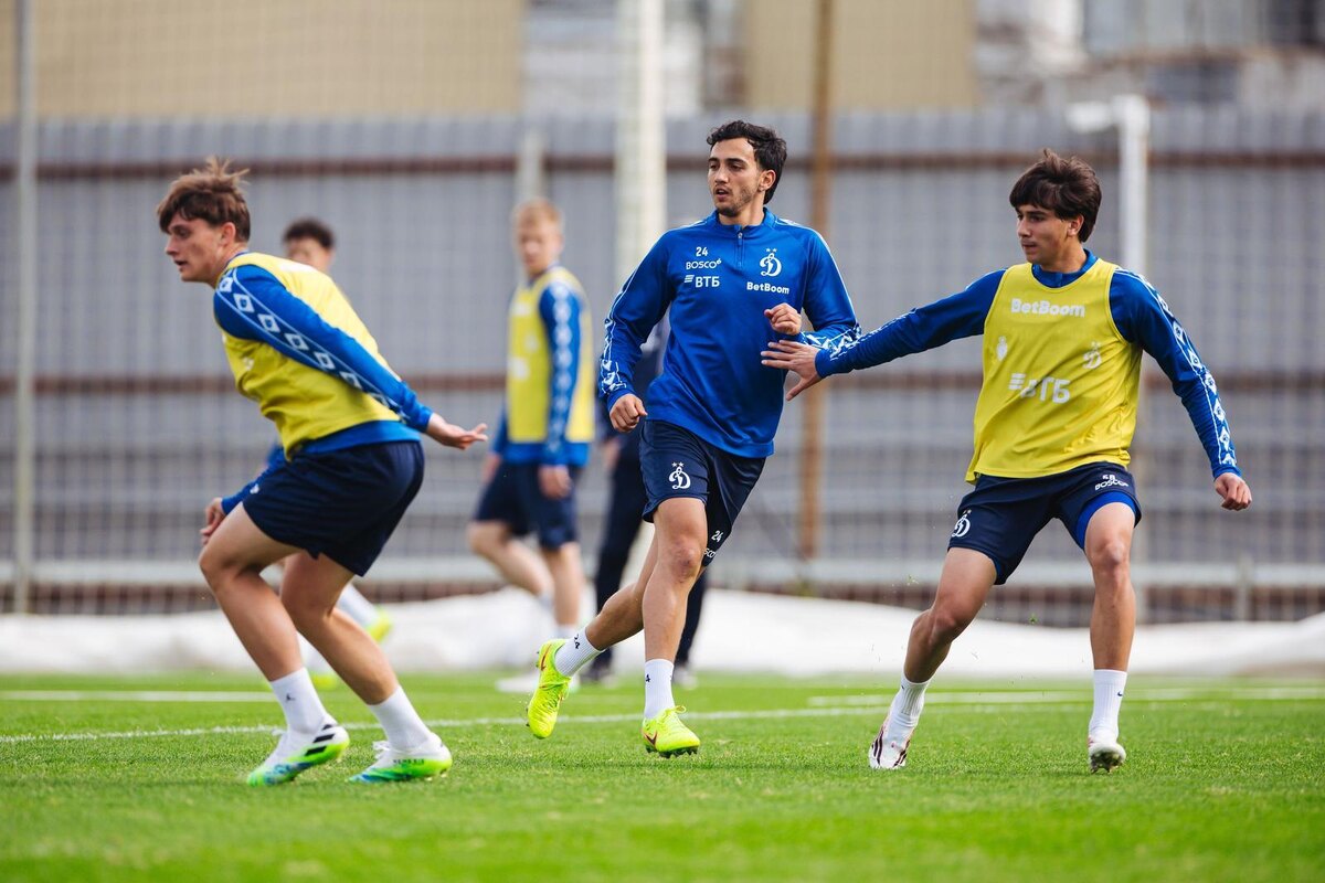 Луис Чавес (в центре)