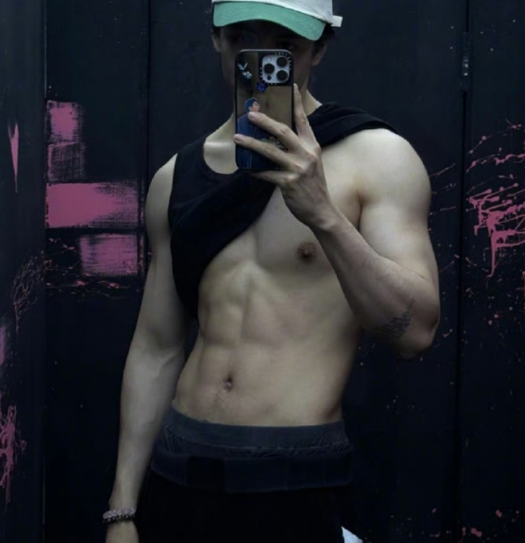 Китайский актер Цзэн Шуньси