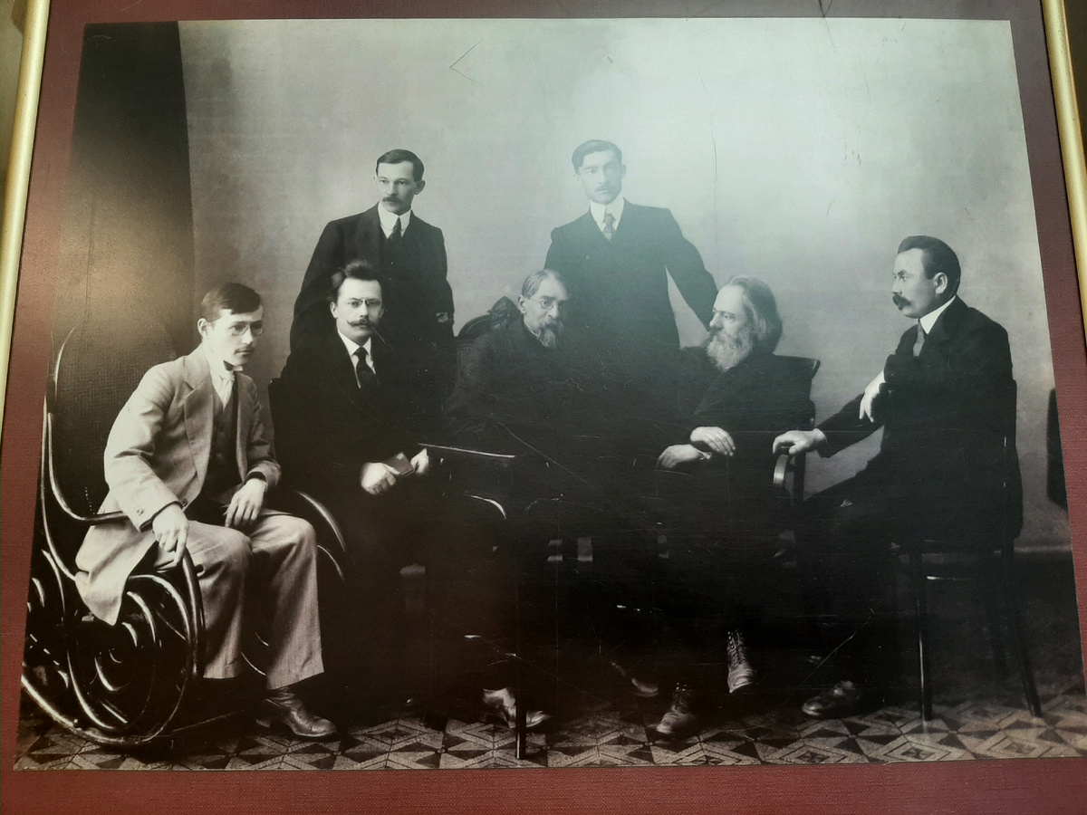 Группа омских литераторов, Омск, 1914 г. Первый справа сидит боком это Березовский. Литературный музей, Омск, 2021