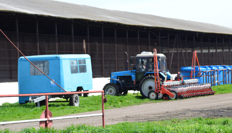 Фото автора. 02.04.2026. Передвижная комната отдыха для механизаторов агорофирмы.