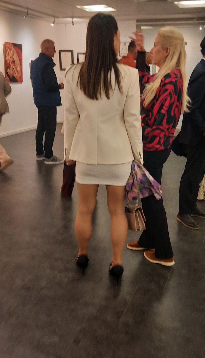 Художница и любители искусства 