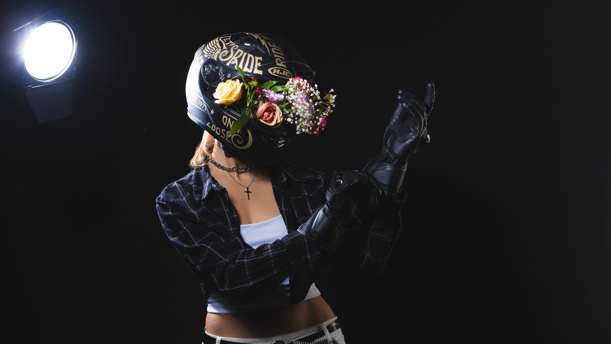    Важно сначала понять, как работать со светом фотографу, а уже потом переживать о технике. Дорогая камера не спасёт кадр, если свет стоит неправильно. И наоборот — простой источник света даëт отличный результат, если вы понимаете, что делаете / Фото: Елизавета Чечевица