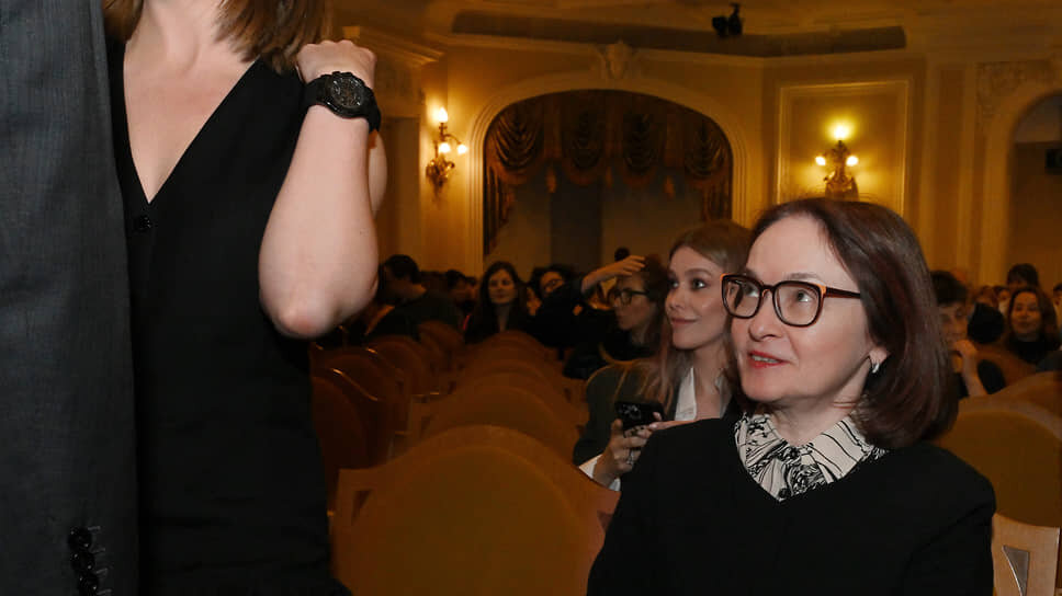 Генеральный директор Культурного центра «Зотов» Дарья Филиппова (слева) и председатель Центрального Банка России Эльвира Набиуллина.📷Фото: Ирина Бужор / Коммерсантъ