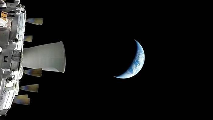 Этот снимок опубликован как снимок Земли с КК "Орион" с расстояния около 70 тыс км. Из открытого доступа.