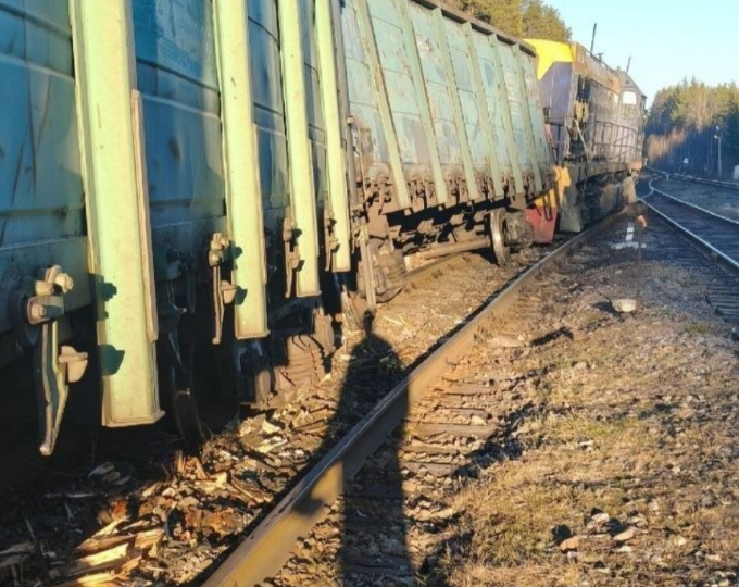 Сход вагонов и тепловоза на станции Леппясюрья