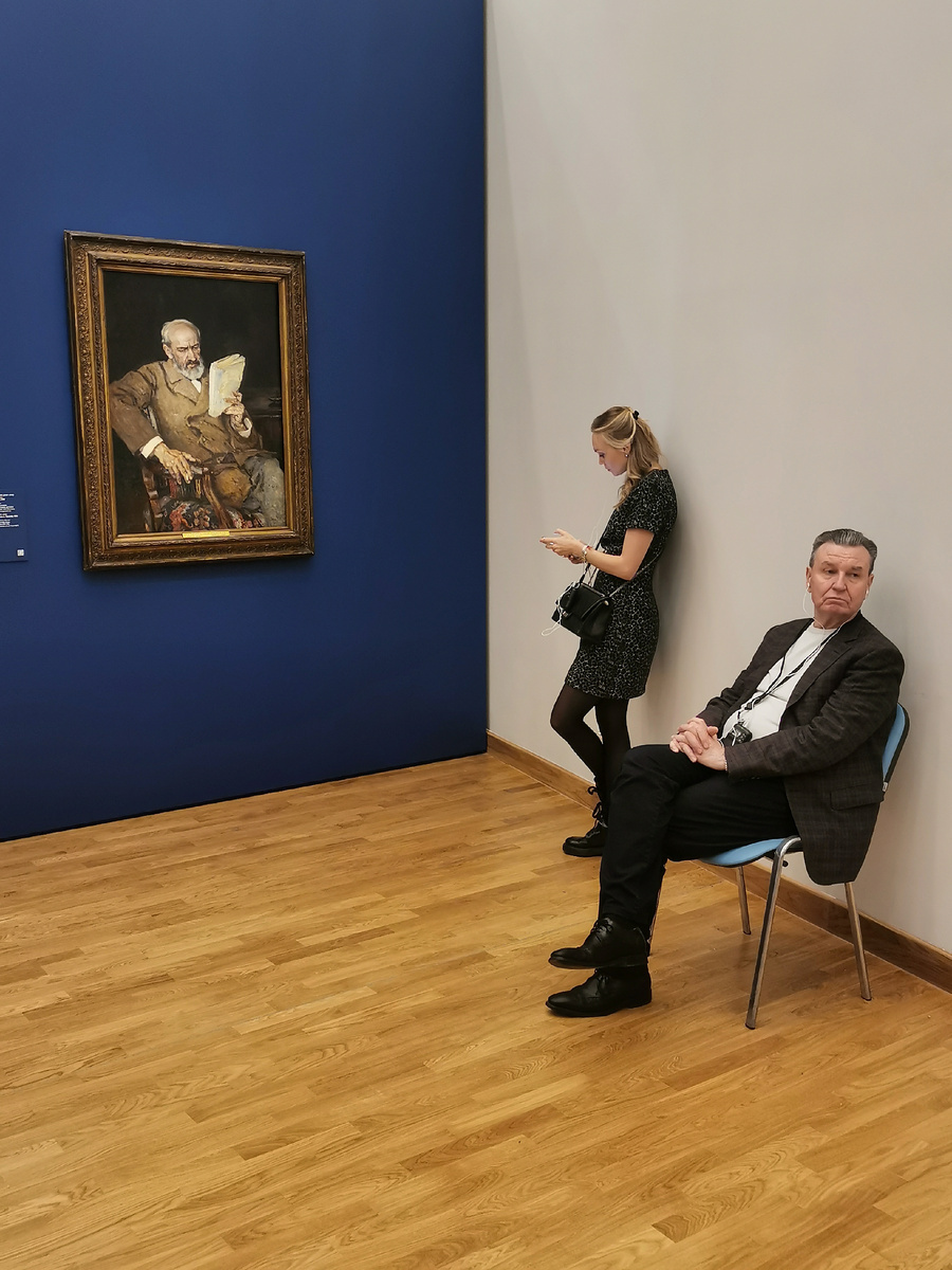 УТОМЛЁННЫЙ ПОСЕТИТЕЛЬ В НОВОМ ЗДАНИИ ТРЕТЬЯКОВКИ. Открытый истчоник.