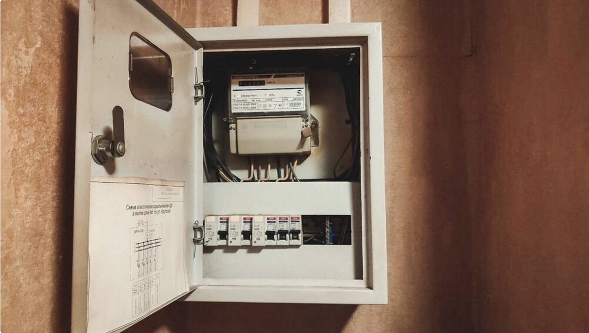 Субсидию на ЖКХ можно получить даже при доходе «чуть выше нормы» благодаря поправочному коэффициенту для семей, чей доход на человека ниже прожиточного минимум. Фото: 1MI