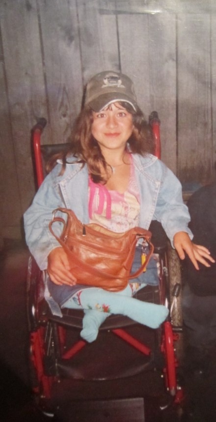 Здесь мне 14 лет. Единственное, что мне нравилось в этом образе, это джинсовка. Всё остальное не любила, особенно детские колготки, но носила. Чёрные колготки по возрасту для меня были сильно велики.