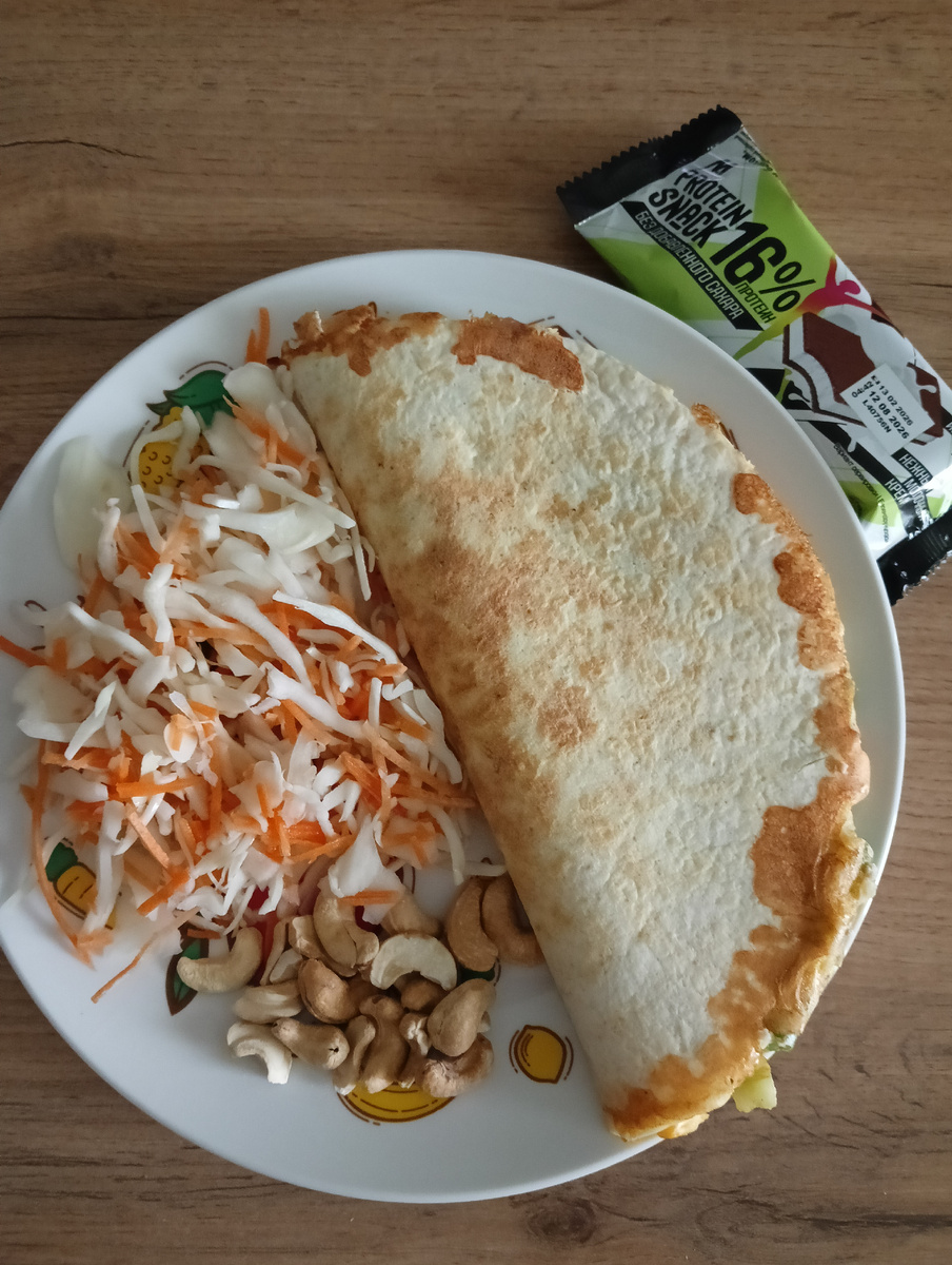 Яичница на лаваше с овощами и сыром + морковь/капуста, кешью и ломтик