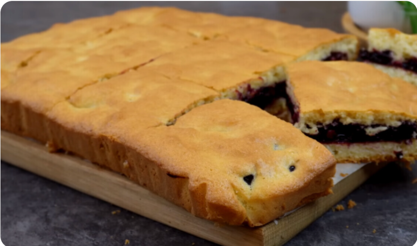 ГОРЯЧИЙ пирог с ягодной начинкой (в разрезе как пирожное...