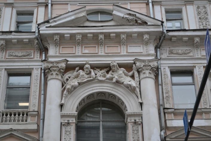 Москва, Пречистинка. Скульптура Одиссея и Геркулеса. Фото автора канала 