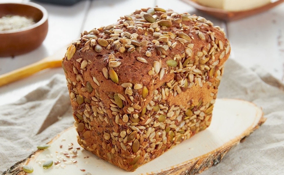 Домашний хлеб со льном и семенами подсолнуха.