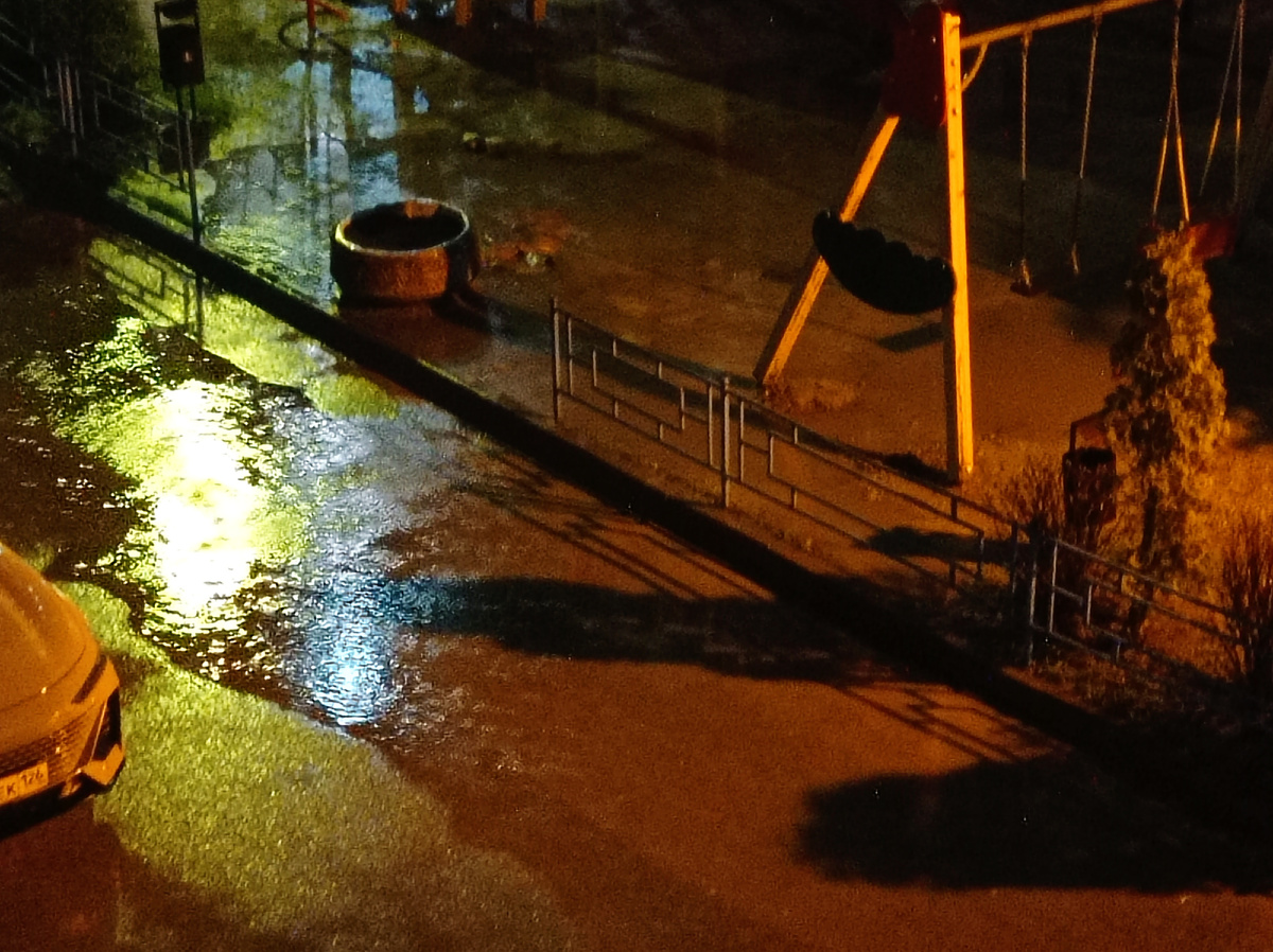 Так с моего балкона сейчас выглядит дождливый двор