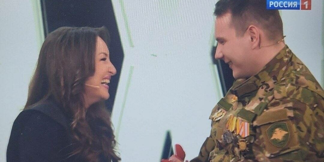 Боец без ноги сделал предложение певице на шоу Малахова — трогательное видео