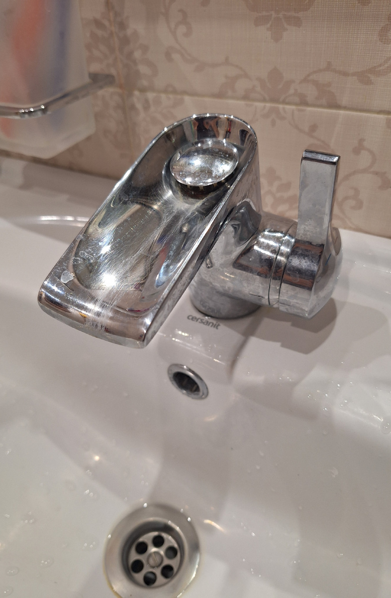 Поработал лет 15 у нас. Он сначала стоял на старой квартире лет 5. Сейчас здесь 15 лет 