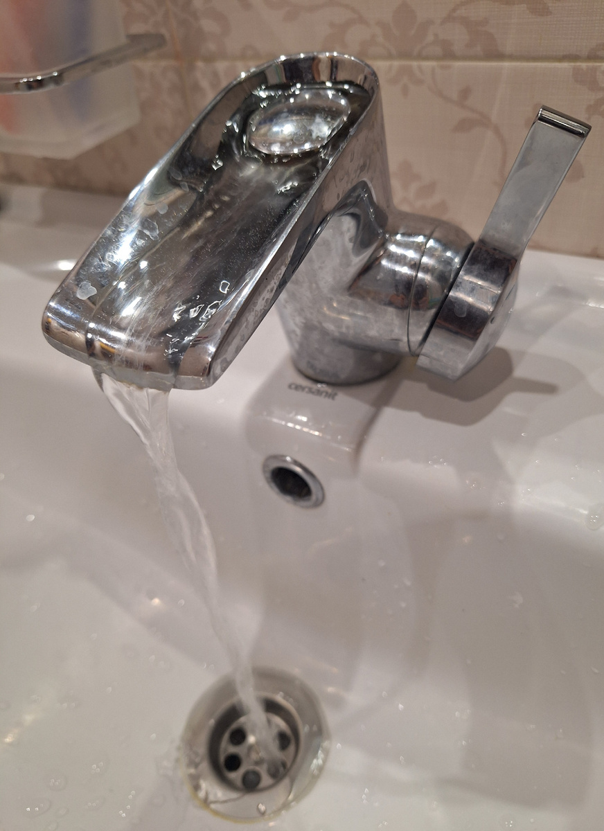 Так из него вода бежит, как из ладошек