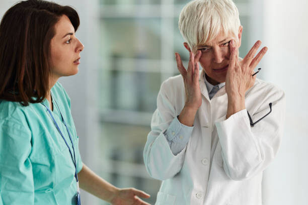 врач отмахивается от пациента, фрустрация