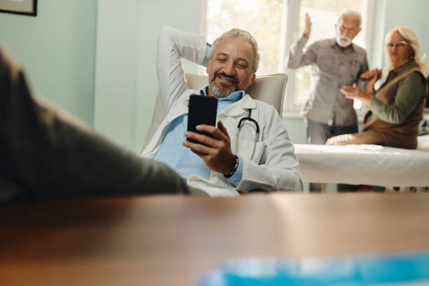 пожилой пациент, врач пренебрежительно