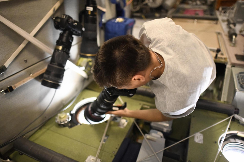 Андрей Федяев выполняет фотосъемку земной поверхности. Фото: Роскосмос