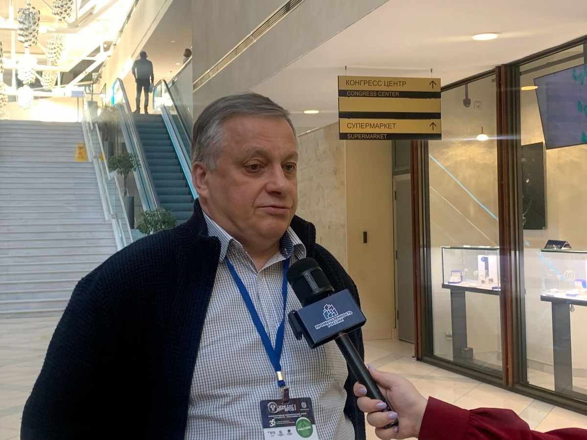   Александр Шаров, генеральный директор ООО «Нефтехимтранс», глава ГК «РусИранЭкспо» рассказал что МТК Север-Юг позволяет переправлять грузы через страны СНГ. Источник: Отраслевое СМИ «Промышленность России»