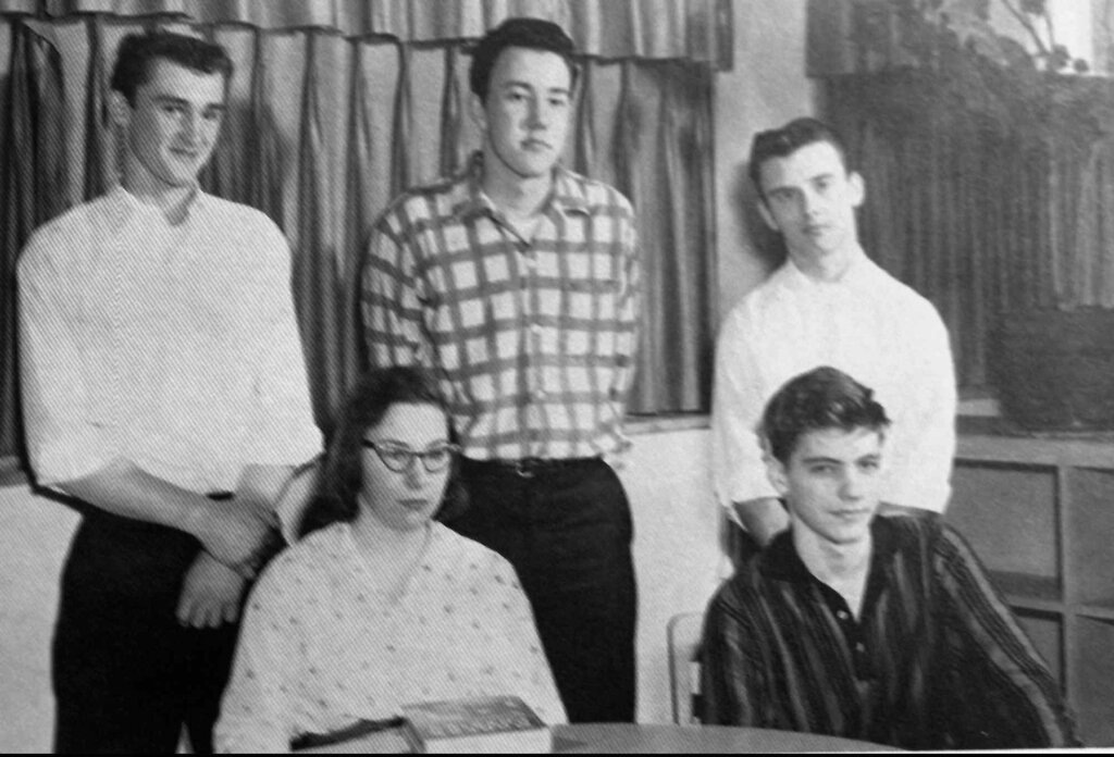     Теодор Качинский в школьные годы. На фото — справа в первом ряду / AP / Evergreen High School Yearbook