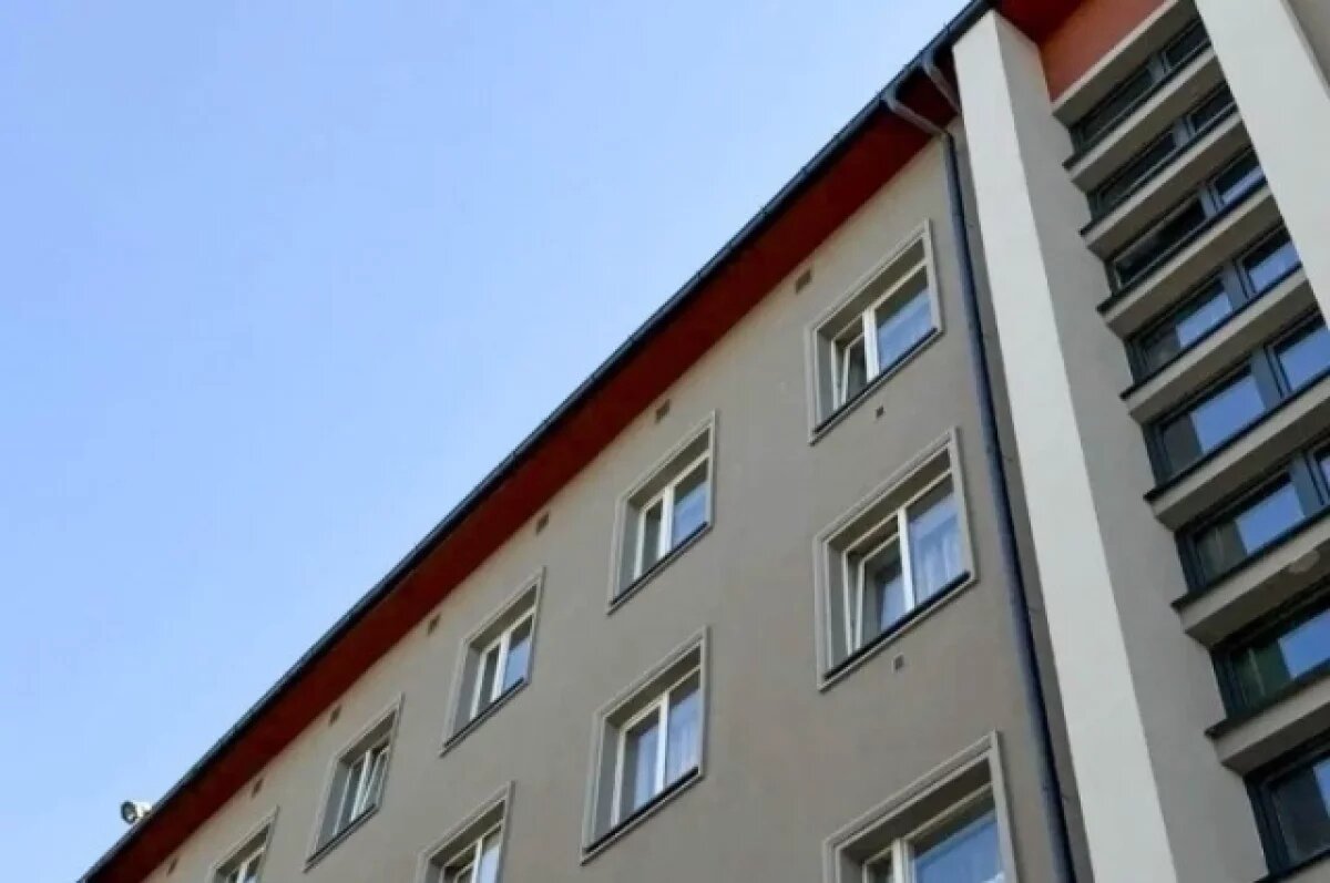    На проспекте Мира в Калининграде обновляют фасад жилого дома