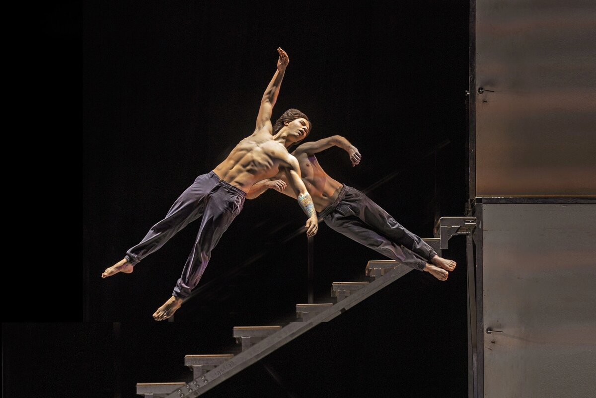 Спектакль "Реверс" (акробатический спектакль на музыку Миши Мищенко) в Москве 10 апреля 2026 года.