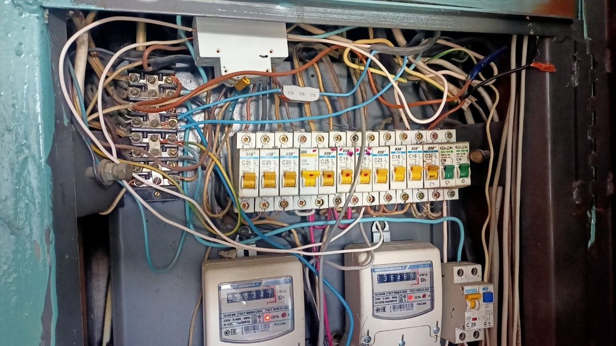 Реальный пример. 25 автомат под алюминиевые линии сечения 2,5 кв. мм. Это вообще покушение, я считаю!