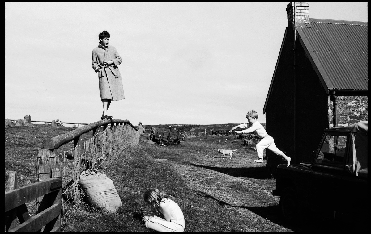 Пол, Стелла и Джеймс. Шотландия © 1982 Пол МакКартни, эксклюзивная лицензия MPL Archive LLP. Фотограф: Линда МакКартни