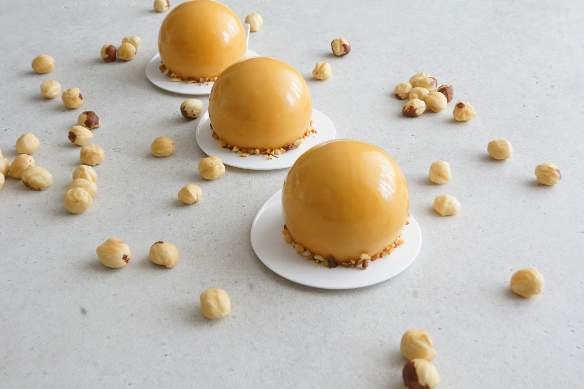 Муссовые пирожные "Щелкунчик" - фундук-карамель - молочный шоколад