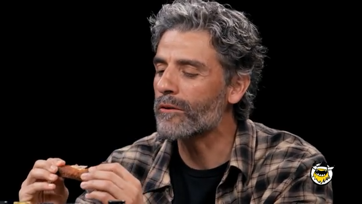 Оскар Айзек пробует крылышко с соусом остротой в 18000 сковилей