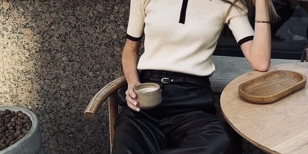 10 базовых футболок для женщин 40+, которые выглядят дорого - если правильно выбрать вырез под лицо и шею