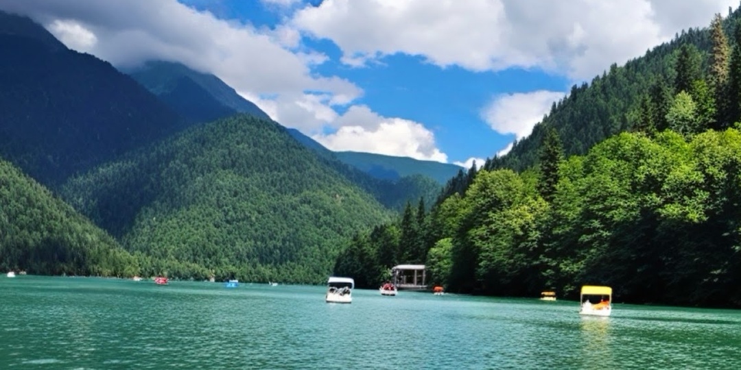 Загранпаспорт отменяется? Как дети до 14 лет поедут отдыхать в Абхазию в 2026–2027 годах