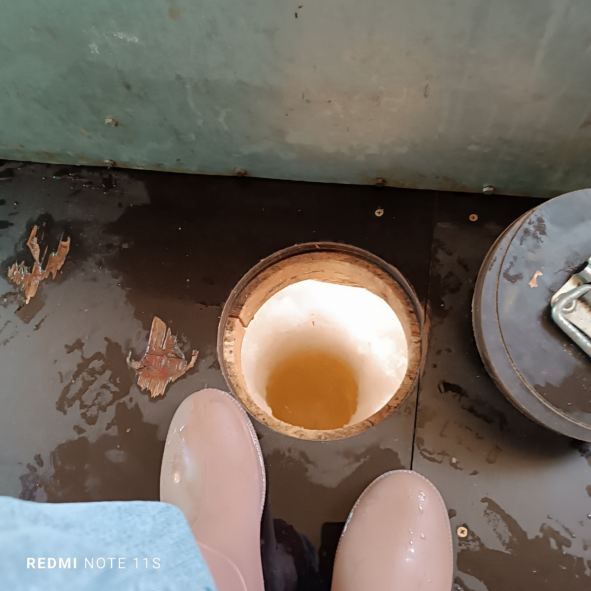 Для рыбалки мне выдали сапоги.